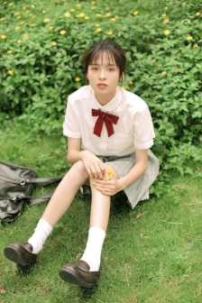 少女观看第6集视频播放